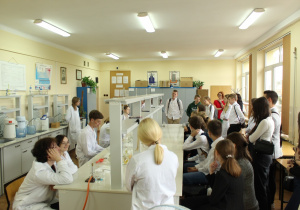 Uczestnicy Mattura podczas warsztatów chemicznych
